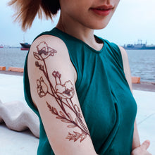 Load image into Gallery viewer, Large Red Poppy Flower Tattoo|LAZY DUO TEMPORARY TATTOO STICKER SHOP HK Tattoo Design Store HK HONG KONG Rib Tattoo 紋身貼紙 香港紋身認領圖 文青 美式花紋身tattoohk hongkongtattoo 小圖刺青 fine-line tattoo 簡約刺青 minitattoo linetattoo tattooartist 香港刺青 MANE INK