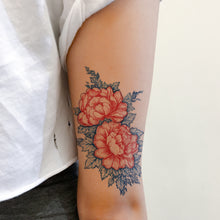 Load image into Gallery viewer, 經典懷舊香港情懷牡丹花紋身貼紙紅花藍花復古典雅唯美牡丹花刺青Old Hong Kong Vintage Peony Flower Tattoos LAZY DUO Temporary Tattoo Shop HK Hong Kong Mane.ink 香港刺青紋身貼紙設計印刷訂做客製 stom Temporary Tattoo Event Printing Tattooist artist HK tattoo shop MANE 動物刺青 彩色紋身 香港女紋身師刺青師 認領圖日系小清新韓國刺青
