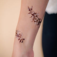 Load image into Gallery viewer, Narcissus Flower Tattoo HK Temporary Tattoo Sticker Rose Floral Tattoo Bracelet Tattoo Flower Band Tattoo Ideas LAZY DUO Tattoo Shop Hong Kong HK 水仙花刺青紋身 香港紋身貼紙刺青紋身師設計印刷訂做客製 Custom Temporary Tattoo Event Printing Tattooist artist HK tattoo shop MANE INK Tattooer Tattoo Artist Taiwan fine line ornament tattoo 台灣製 刺青師紋身師
