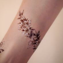 Load image into Gallery viewer, Narcissus Flower Tattoo HK Temporary Tattoo Sticker Rose Floral Tattoo Bracelet Tattoo Flower Band Tattoo Ideas LAZY DUO Tattoo Shop Hong Kong HK 水仙花刺青紋身 香港紋身貼紙刺青紋身師設計印刷訂做客製 Custom Temporary Tattoo Event Printing Tattooist artist HK tattoo shop MANE INK Tattooer Tattoo Artist Taiwan fine line ornament tattoo 台灣製 刺青師紋身師
